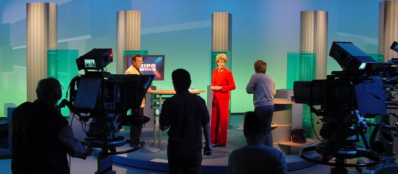 Βρετανία: Τα έκαναν... λαμπόγυαλο σε τηλεοπτική εκπομπή - Πιάστηκαν μαλλί με μαλλί! (φώτο - βίντεο)